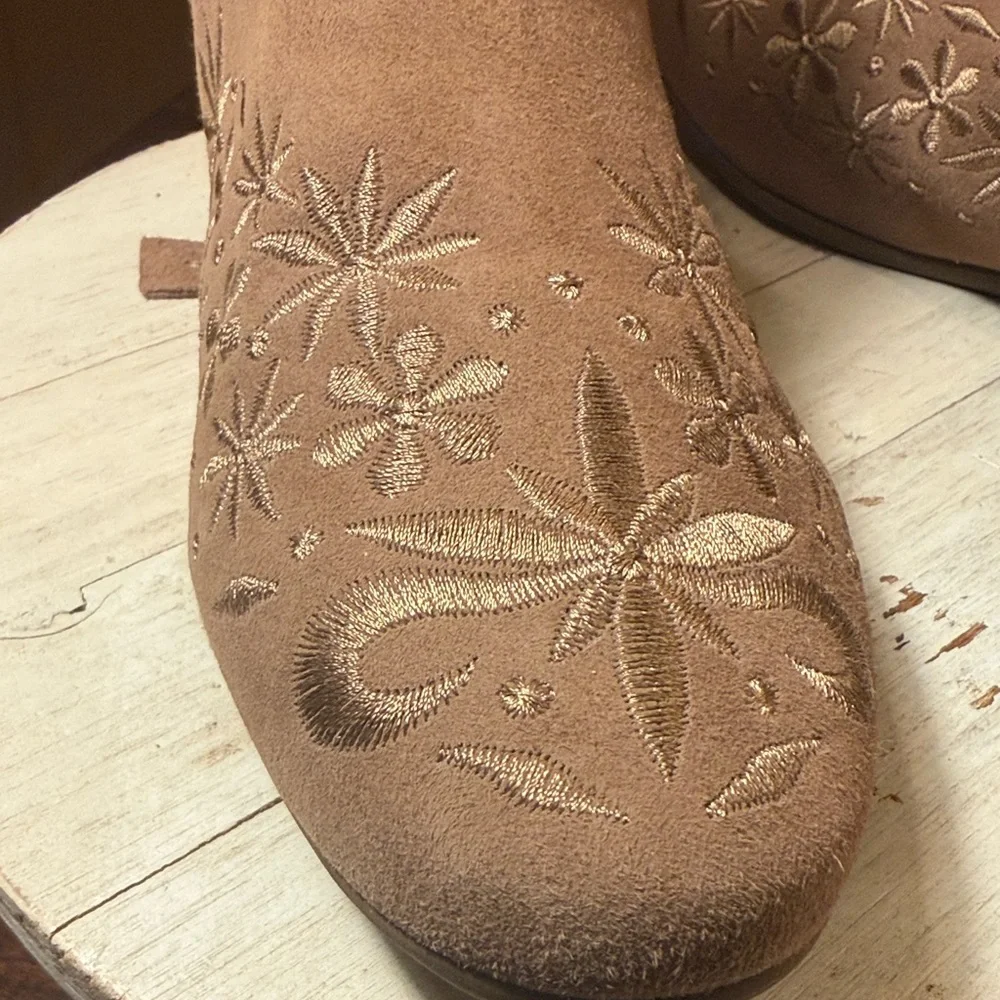 Bernardo Francine  Anthropologie Boho Suede Embroidered  Ankle Boots sz 8